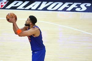 迈克-布朗：小萨与唐斯是不同类型的球员 但他们技术水平都非常高