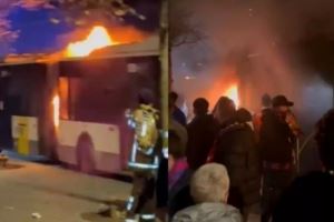 每体:巴萨会员球迷在布鲁日巴士内纵火被捕,另两人携带烟火被查